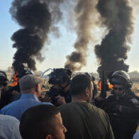 Israel destruye 35 viviendas de beduinos en el Néguev y algunos queman sus propias casas como protesta