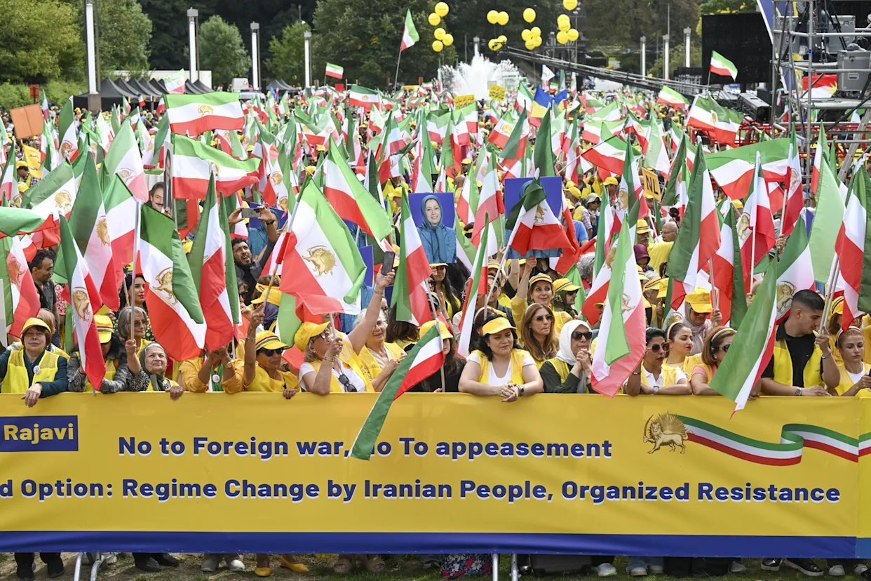 Decenas de miles de iraníes exigen cambio de régimen sin apaciguamiento ni guerra