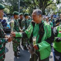 Empleados de 'apps' de transporte protestan en Indonesia entre fuerte despliegue policial
