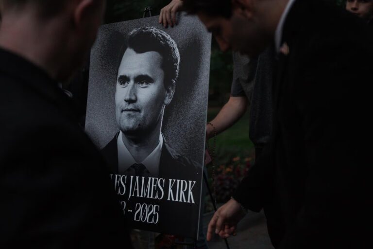 Funeral multitudinario en honor a Charlie Kirk congrega a decenas de miles en Arizona