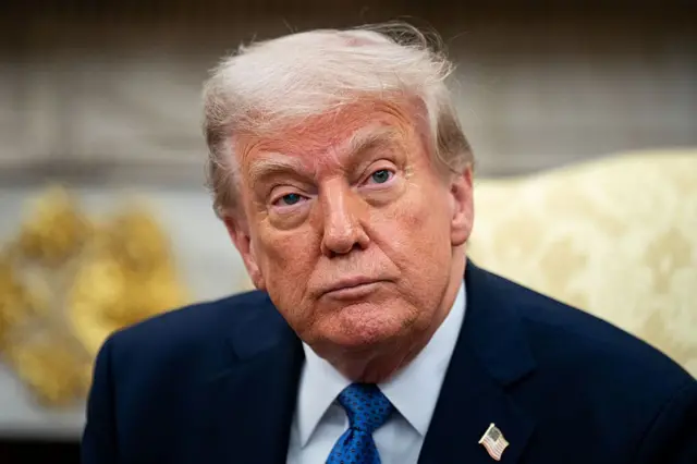 Trump por prohibir ayuda a indocumentados con fondos destinados a víctimas