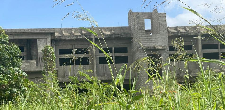 Estación central de bomberos de Santiago sigue abandonada y ocupada por haitianos y piperos