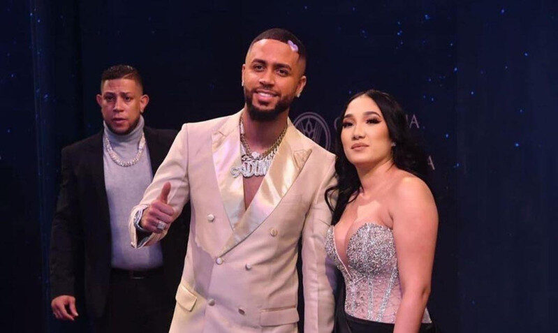 DJ Adoni le propone matrimonio a su esposa Lisabely Lugo