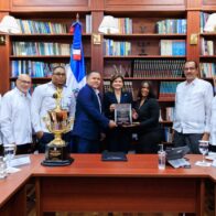 Raquel Peña recibe dedicatoria del XVIII Torneo de Baloncesto Superior de San Juan