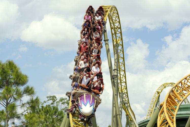 Hombre muere tras subirse a nueva montaña rusa en Florida