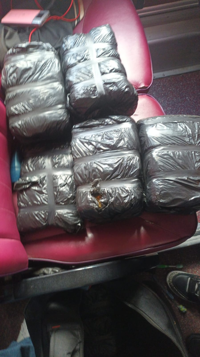 Autoridades decomisan ocho pacas de marihuana en operativo conjunto en Azua