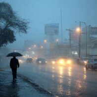Fuertes lluvias provocan crecida de cañada en Estebanía, Azua