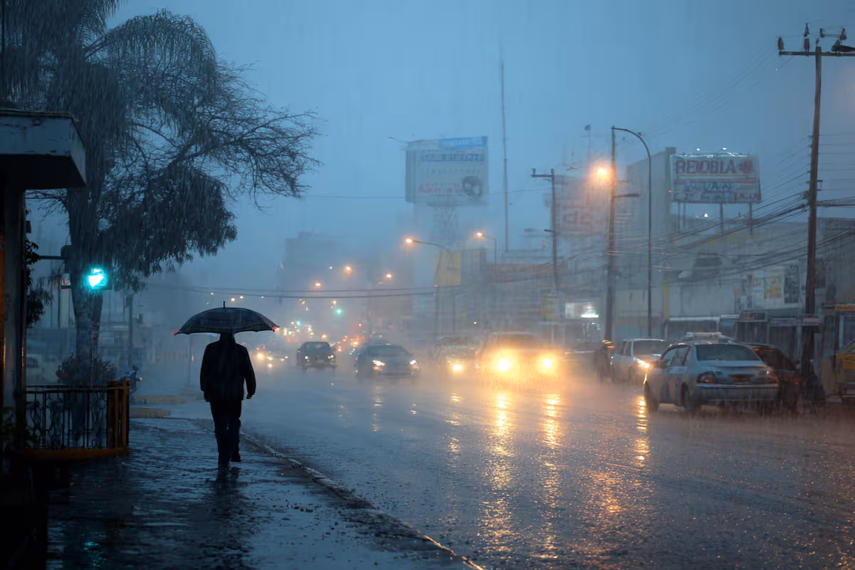 Fuertes lluvias provocan crecida de cañada en Estebanía, Azua