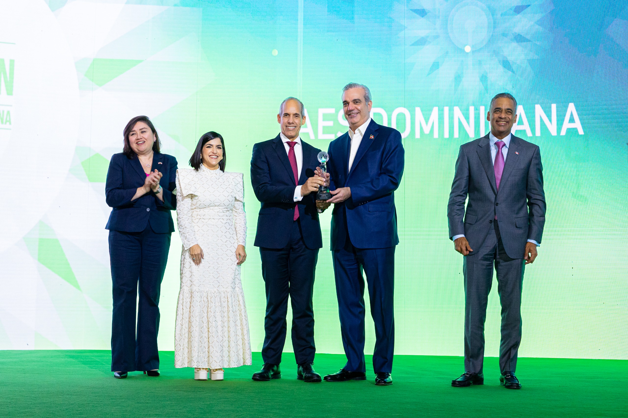 AES Dominicana reconocida por ProDominicana por diversificación y seguridad energética