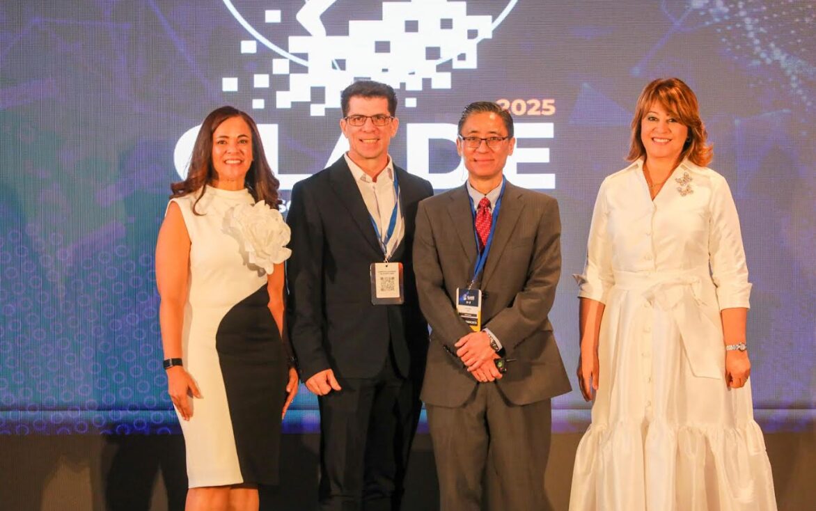Participaron Soraya Sánchez, vicepresidenta de Calidad de Servicio y Experiencia de Cliente del Banco Popular; Martha Peralta, vicepresidenta de Talento y Cultura del Banco BHD; María del Pilar Peralta Brito, vicepresidenta de Experiencia del Colaborador del Banco Santa Cruz y María Isabel Grullón, vicepresidenta de Recursos Humanos de Scotiabank Caribe y Mariano Castro, presidente del CLADE y vicepresidente de Desarrollo Humano del Banco Latinoamericano de Comercio Exterior, con la moderación de Sovieski Naut, Gerente de Economía Digital y Pymes de la ABA.