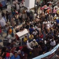 Cientos de personas acuden a Plaza Lama tras visita de participantes de La Casa de Alofoke