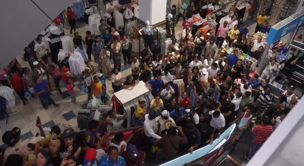 Cientos de personas acuden a Plaza Lama tras visita de participantes de La Casa de Alofoke