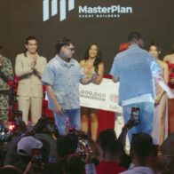 Carlos Montesquie recibe una jeepeta Changan en la final de La Casa de Alofoke