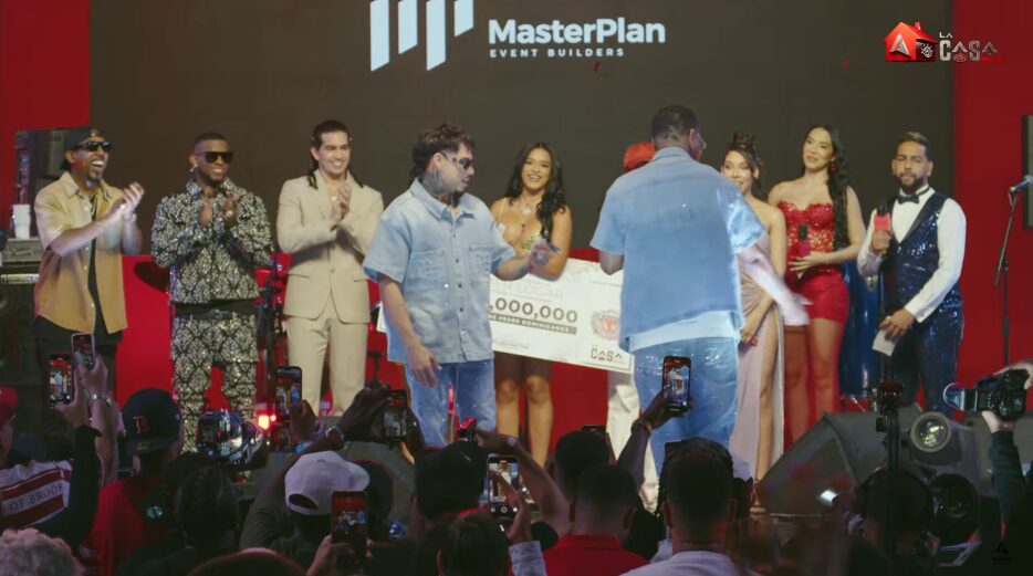 Carlos Montesquie recibe una jeepeta Changan en la final de La Casa de Alofoke