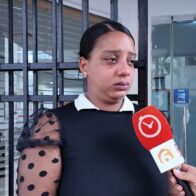 Madre denuncia falta de información sobre estado de salud de su bebé en el Centro Plaza de la Salud