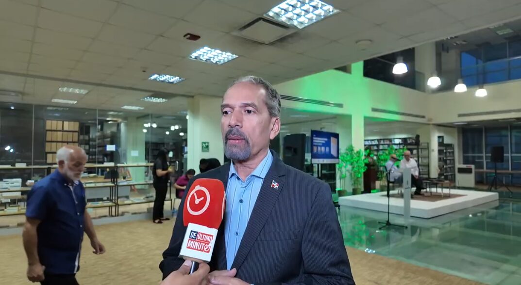 Pablo Uribe resalta vigencia del pensamiento de Juan Bosch en panel conmemorativo