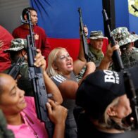 Fuerzas Armadas de Venezuela entrenan a civiles en manejo de armas en medio de tensiones con EE.UU.
