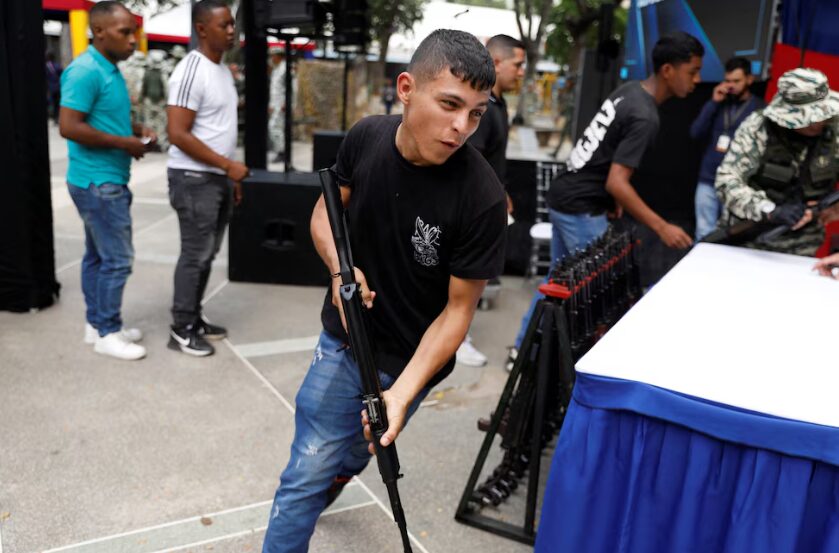 Fuerzas Armadas de Venezuela entrenan a civiles en manejo de armas en medio de tensiones con EE.UU.