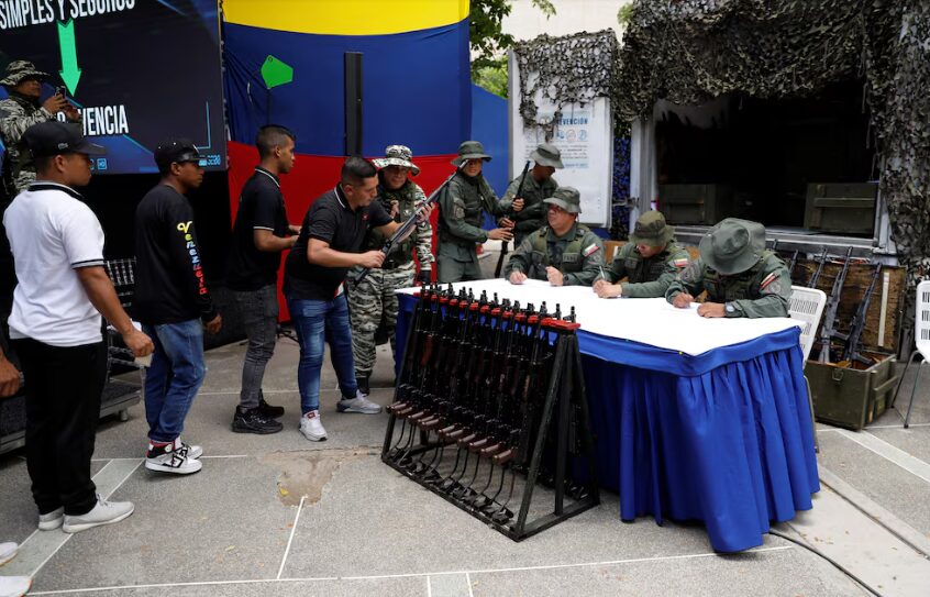 Fuerzas Armadas de Venezuela entrenan a civiles en manejo de armas en medio de tensiones con EE.UU.