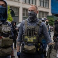 California prohíbe a agentes del orden, incluyendo los de inmigración, usar máscaras durante sus operativos