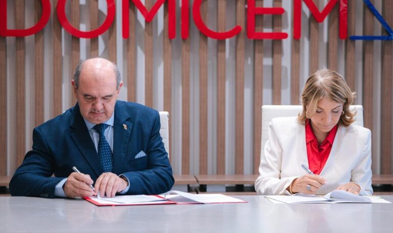 Representantes de Domicem y Hábitat para la Humanidad.