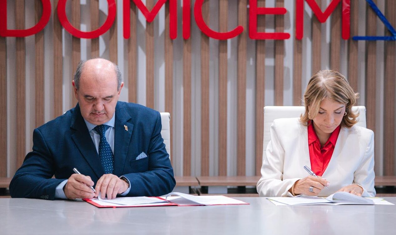 Representantes de Domicem y Hábitat para la Humanidad.