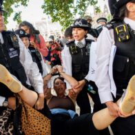 Cerca de 150 manifestantes detenidos en Londres por apoyar grupo propalestino prohibido