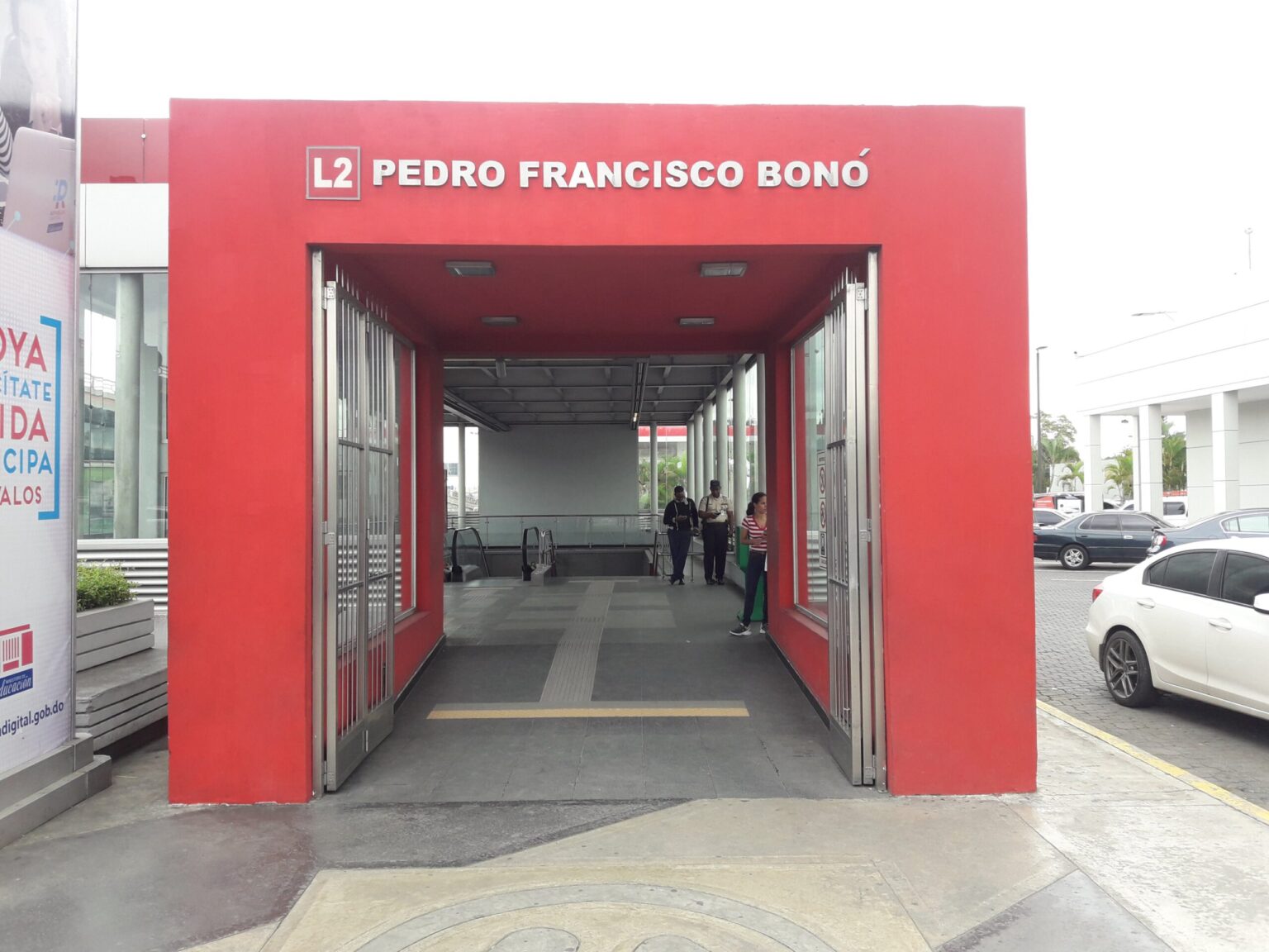 Un autobús choca contra estación del Metro Pedro Francisco Bonó; una mujer resulta herida