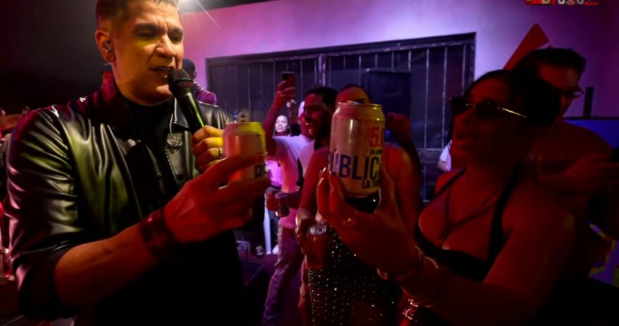 Eddy Herrera enciende el escenario en La Casa de Alofoke
