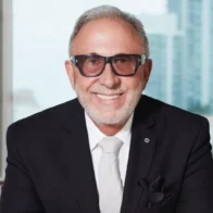 Presidente Luis Abinader recibe en el Palacio Nacional al productor musical Emilio Estefan Jr.