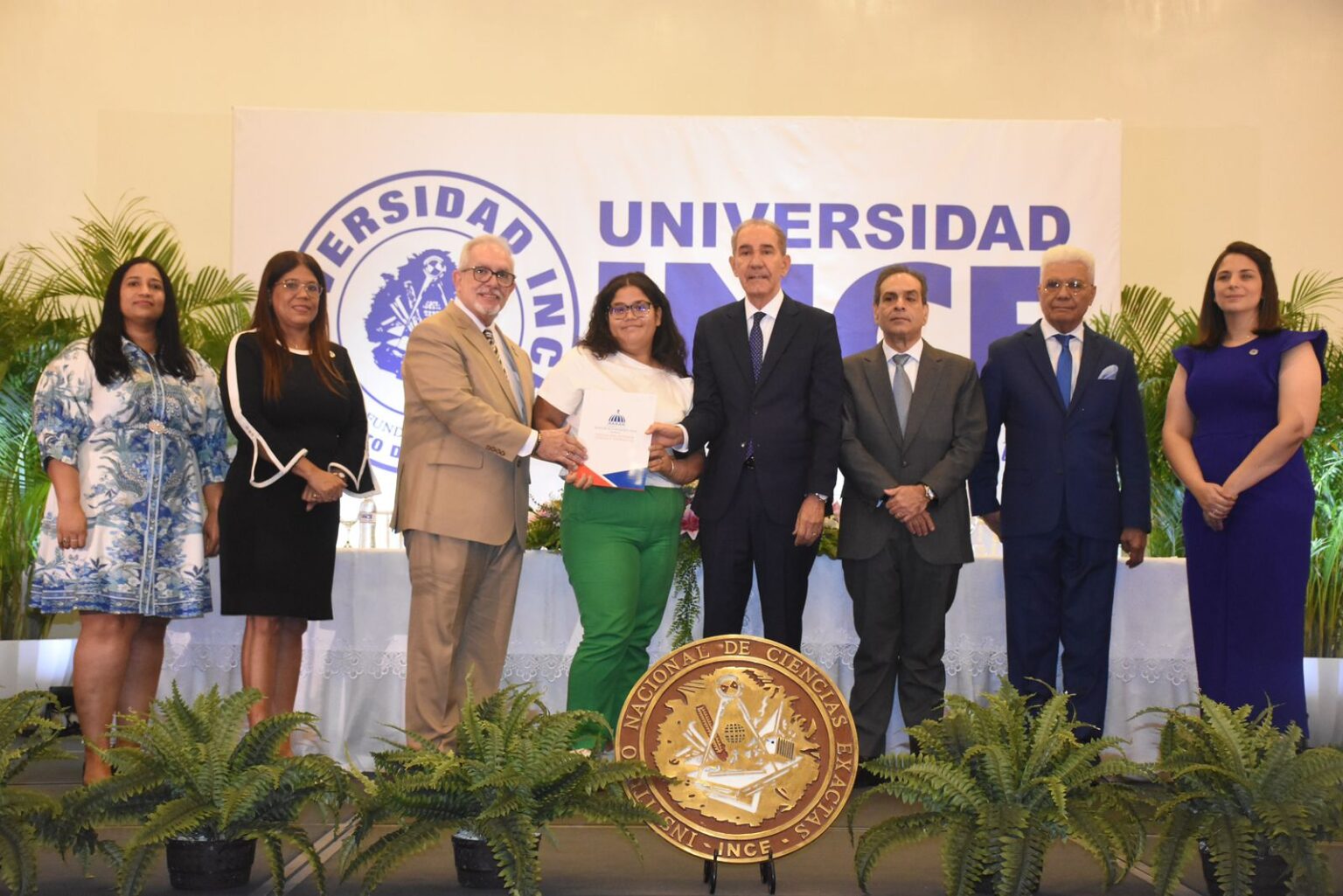 MESCyT entrega 27 becas nacionales para estudiantes en la Universidad INCE