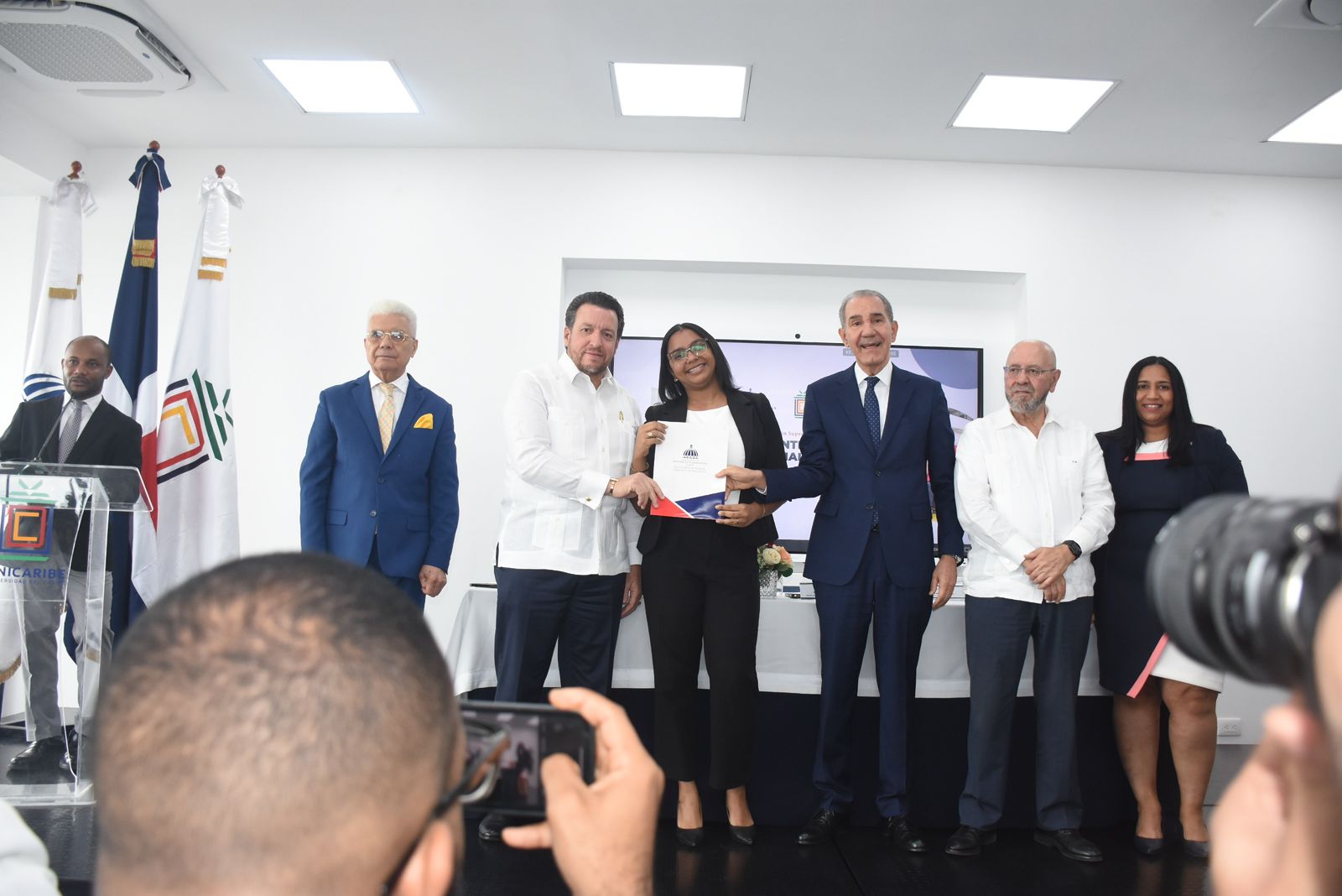MESCyT entrega más de 200 becas a jóvenes de Universidad del Caribe
