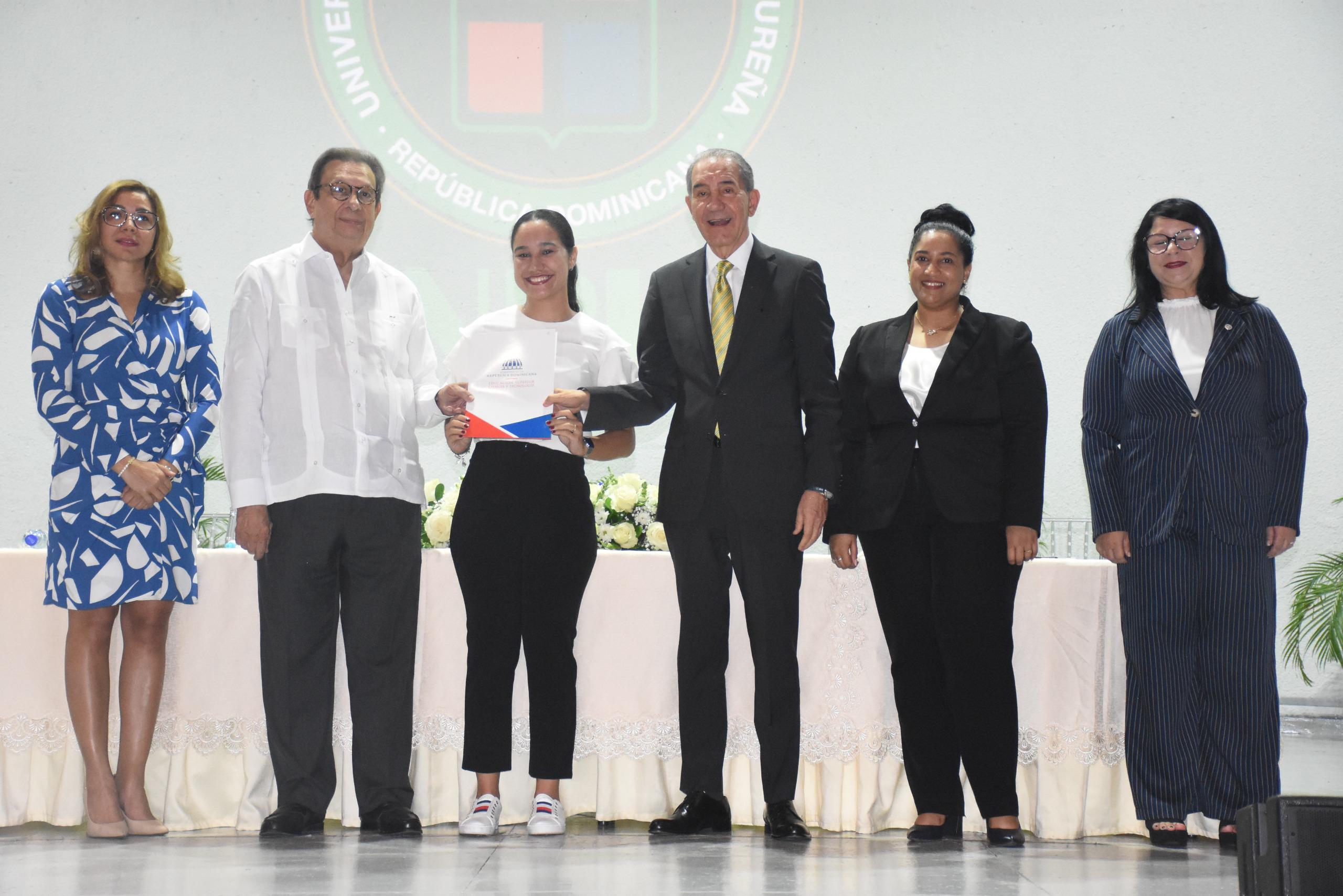 MESCyT otorga 208 becas nacionales a estudiantes de la UNPHU