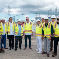 Ministro Santos: Nuevas plantas a gas fortalecerán el sistema energético del país Santo Domingo — El ministro de Energía y Minas, Joel Santos, aseguró que los proyectos de generación a gas natural en desarrollo en San Pedro de Macorís y Manzanillo representan una solución de corto plazo para mejorar la estabilidad del sistema eléctrico, al tiempo que refuerzan su sostenibilidad a largo plazo. Durante una inspección junto al presidente Luis Abinader en la planta Energas 4, en San Pedro de Macorís, Santos informó que esta unidad, con una capacidad de 130 megavatios, comenzará a operar en octubre. “Este proyecto ayudará con el abastecimiento de energía para la población y contribuirá a la estabilidad del sistema en el corto plazo, así como a la solidez del sector en el largo plazo”, señaló. El ministro destacó la flexibilidad de la nueva planta, diseñada para apoyar la demanda en horarios críticos sin comprometer la estabilidad, gracias a su estructura dividida en cuatro unidades que evita salidas repentinas de megavatios ante cualquier eventualidad. Asimismo, Santos acompañó al presidente Abinader a la provincia de Montecristi, donde supervisaron los avances del proyecto Energía 2000 en Manzanillo, que aportará 414 megavatios al Sistema Eléctrico Nacional Interconectado (SENI). “Es una de las plantas más grandes y modernas construidas en República Dominicana. Garantizará estabilidad al sistema y equilibrará la concentración de generación que históricamente se ha dado en el sur”, precisó. El titular de Energía y Minas recordó que la planta cuenta con una línea de transmisión de 345 kilovoltios, desde Manzanillo hasta El Naranjo, cerca de Santiago, pasando por la subestación de Guayubín, que refuerza la capacidad de transporte eléctrico desde la región noroeste. Santos puntualizó que, con la entrada gradual de estas plantas y otros proyectos en curso, como el cierre del ciclo combinado de SIBA que sumará 68 megavatios, el país recibirá en los próximos meses alrededor de 612 megavatios adicionales, mejorando significativamente la estabilidad y confiabilidad del servicio eléctrico. “Estos proyectos responden a la planificación general del sistema y marcarán un antes y un después en el sector energético, pensados no solo para el desarrollo del sector, sino para el bienestar de todo el pueblo dominicano”, concluyó el ministro.
