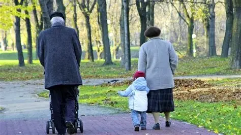 Anuncian incentivo de $200 para abuelos encargados del cuidado de sus nietos