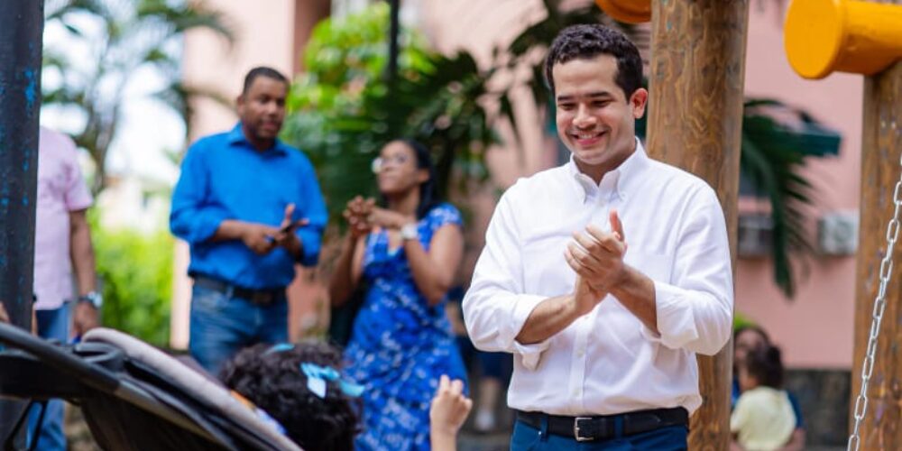 Senador Omar Fernández entrega parque inclusivo para niños con discapacidad