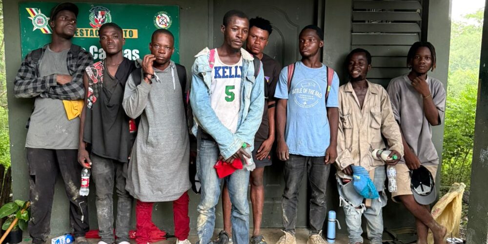 Durante patrullaje en Mao detienen a 30 nacionales haitianos y ocupan ocho motocicletas