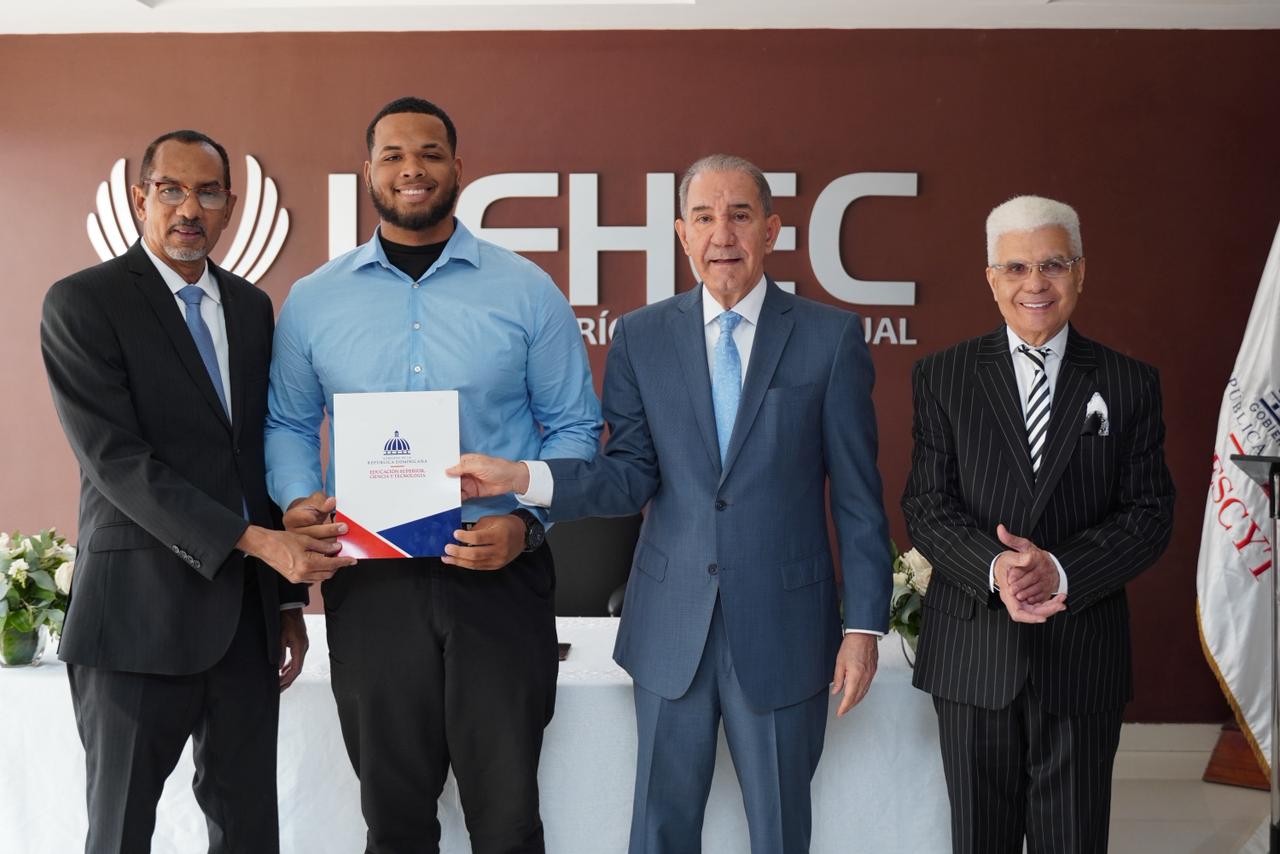 UFHEC recibe a 91 nuevos becados del MESCyT en programas de grado y posgrado
