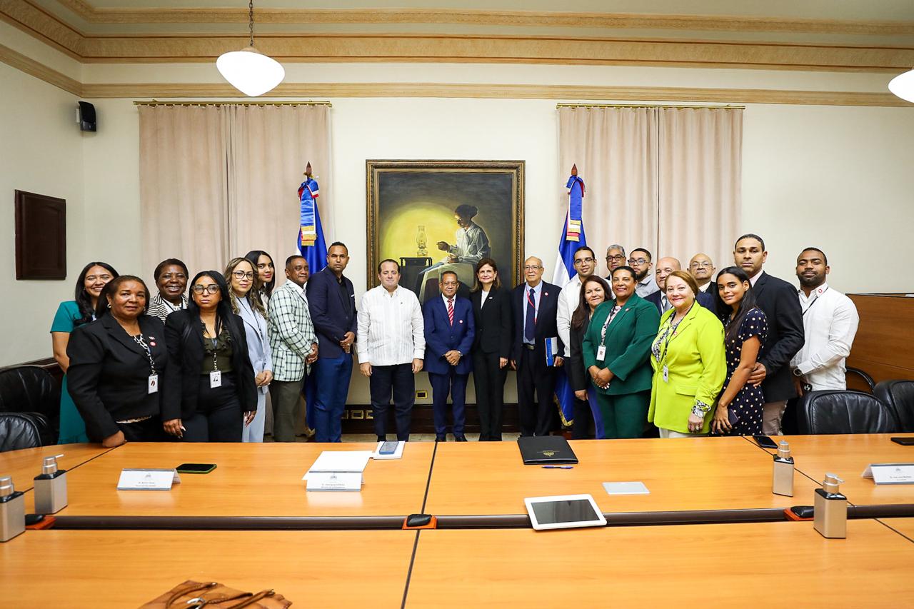 Vicepresidenta recibe a estudiantes de la diáspora y refuerza compromiso con la educación en el exterior