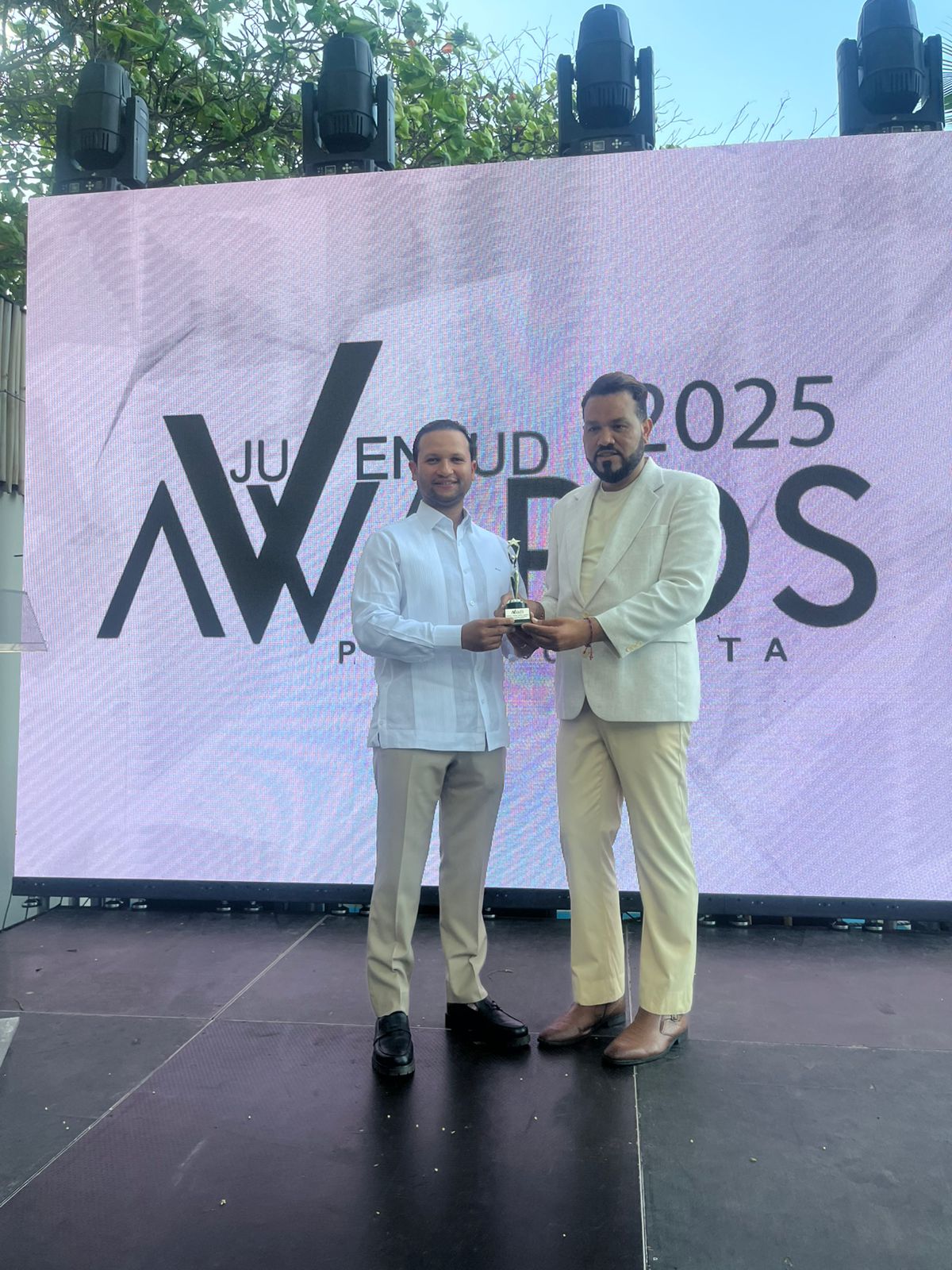 Presidente de ANPRAS es reconocido con el máximo galardón en los Juventud Awards 2025