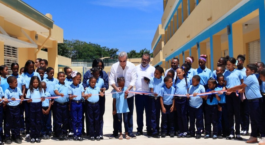 Gobierno entrega escuela nueva en Barahona para 900 alumnos