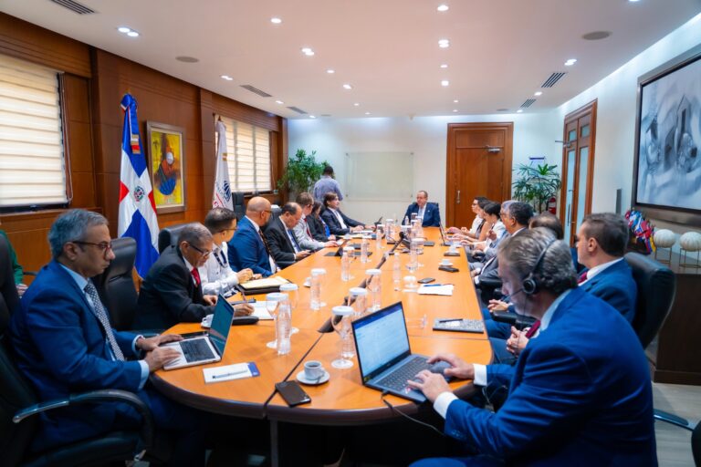 El ministro de Hacienda y Economía, Magín Díaz, recibió este lunes a la delegación del Fondo Monetario Internacional (FMI).