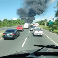 Incendio de patana cargada de combustible dejó cuatro personas heridas; 911 coordinó acción