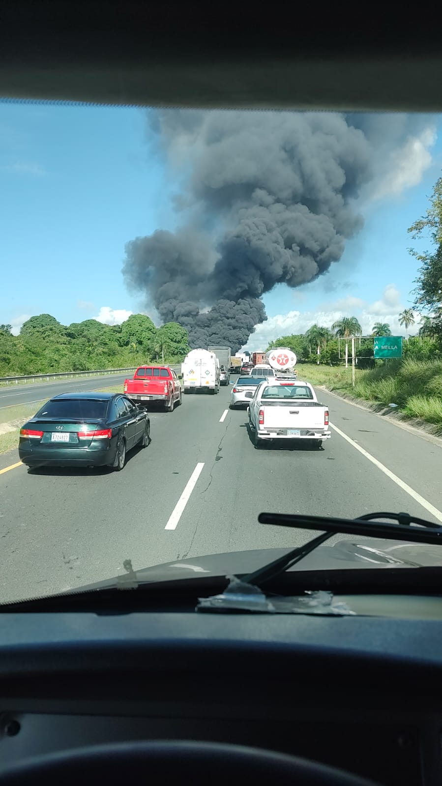 Incendio de patana cargada de combustible dejó cuatro personas heridas; 911 coordinó acción
