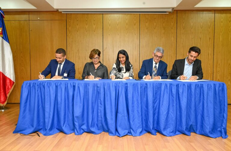 RD y Francia firman acuerdo para impulsar finanzas públicas sostenibles e inclusivas