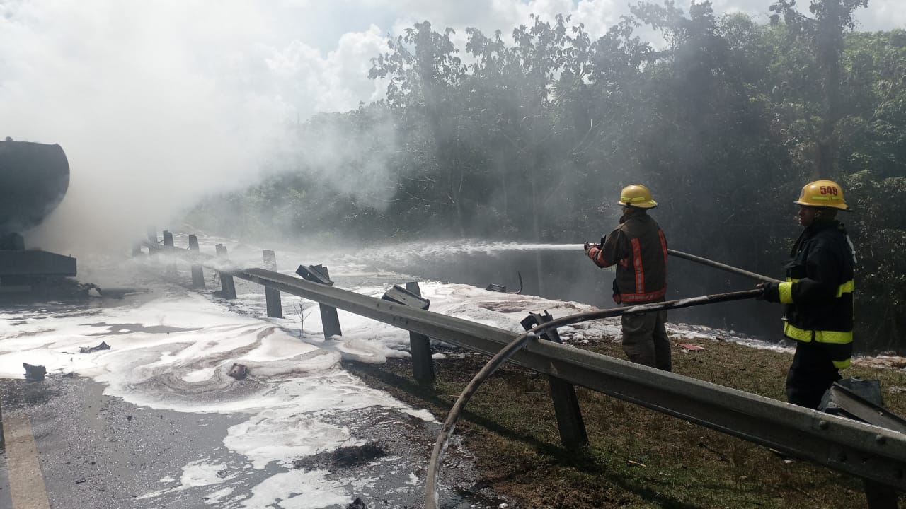 Sistema 911 coordina asistencia ante accidente de tránsito con incendio en SDN