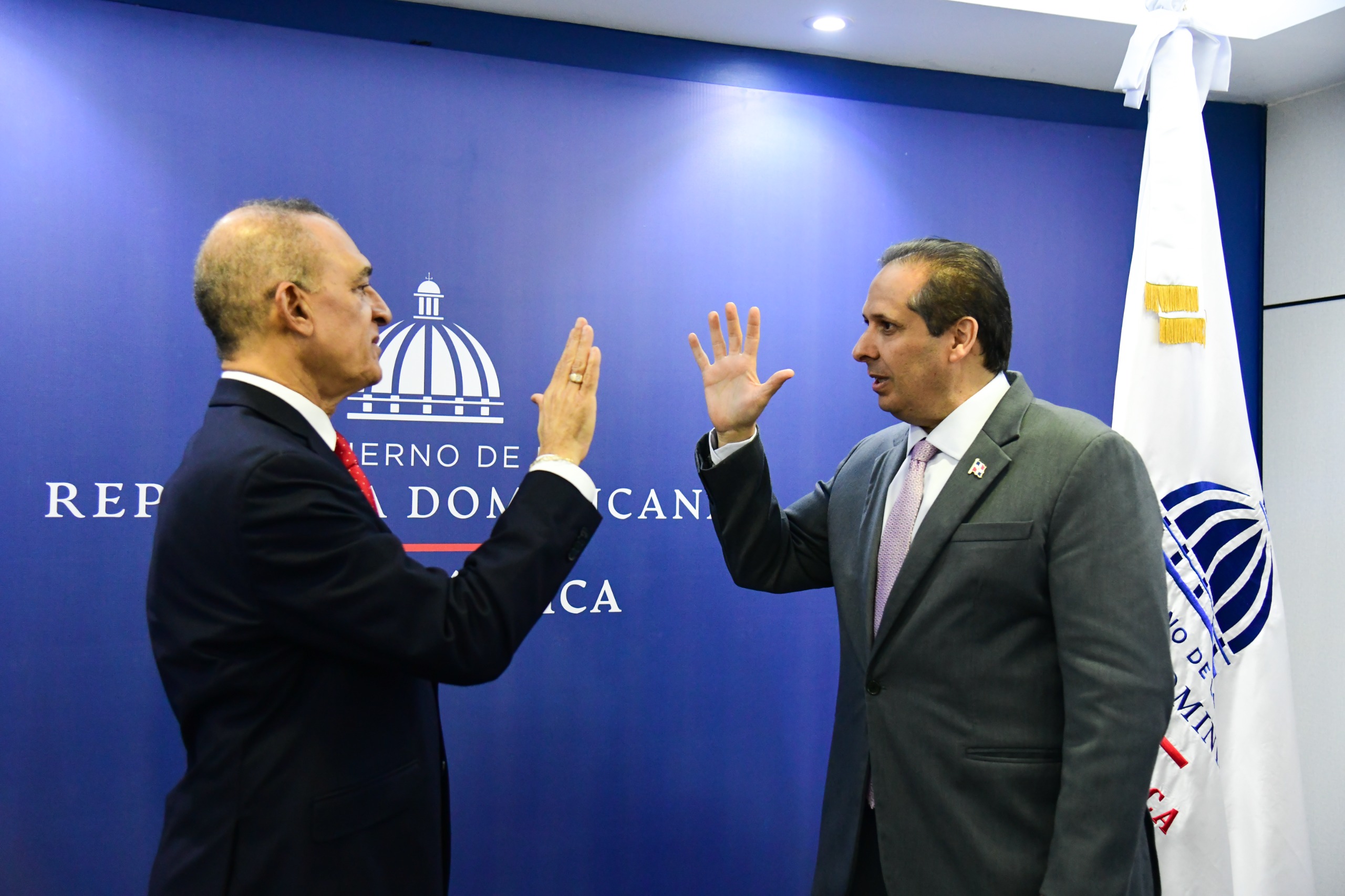 Ministro de Salud juramenta a José Luis López Pérez como el nuevo director de Promese/CAL