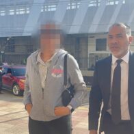 Abogado Martínez Brito traslada a Génesis Peña al Palacio de Justicia joven abusada en Villa González