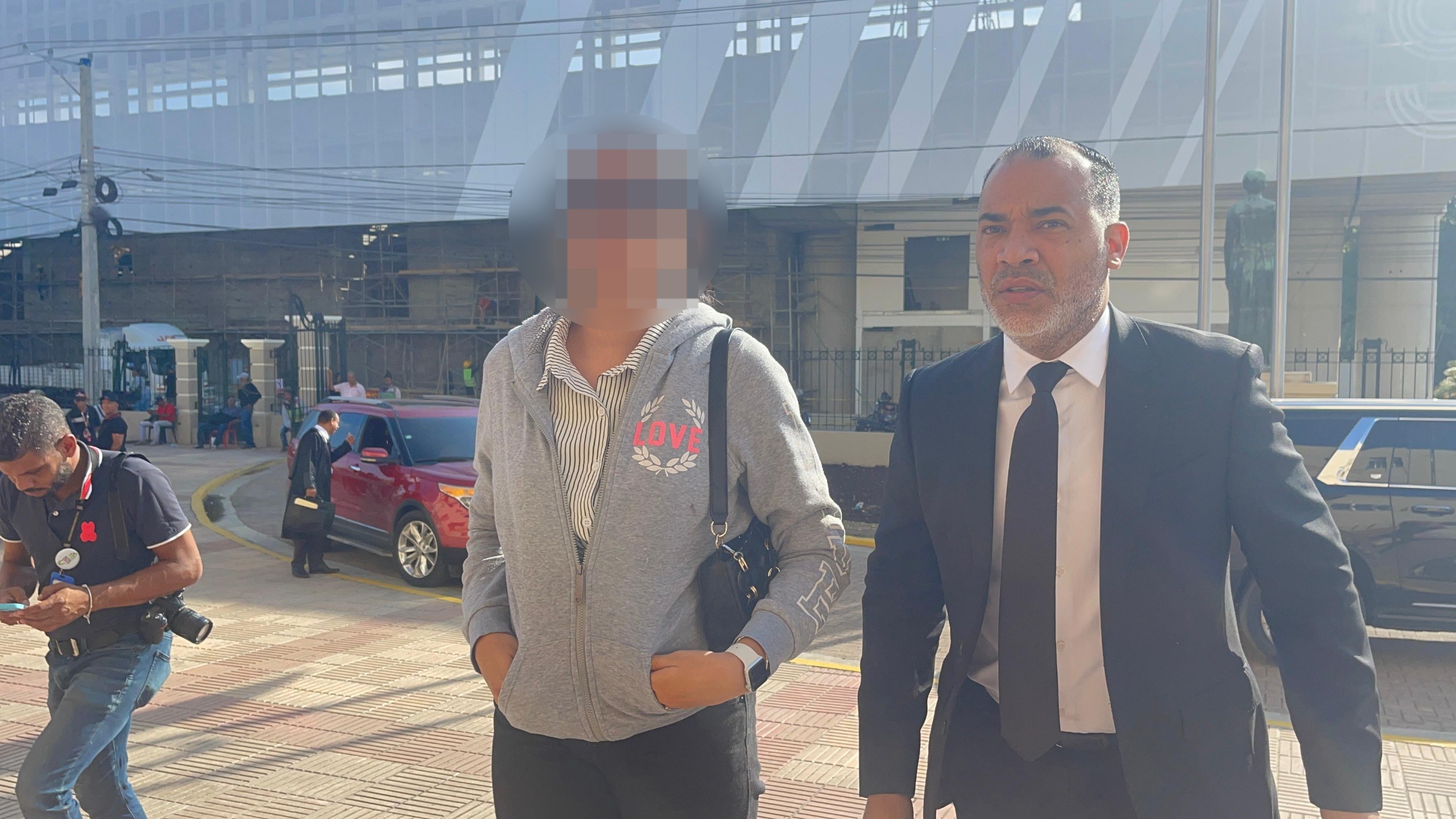 Abogado Martínez Brito traslada a Génesis Peña al Palacio de Justicia joven abusada en Villa González