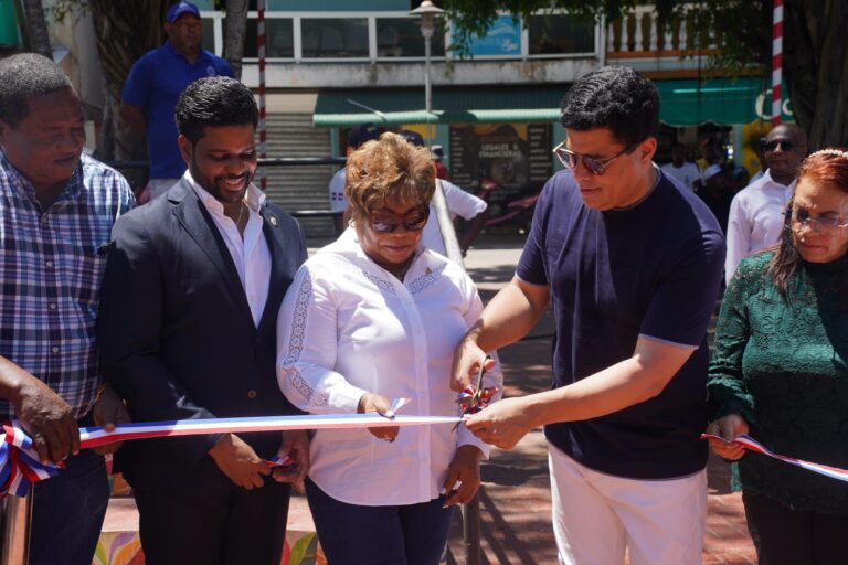 David Collado entrega obras en Boca Chica y deja otras iniciadas